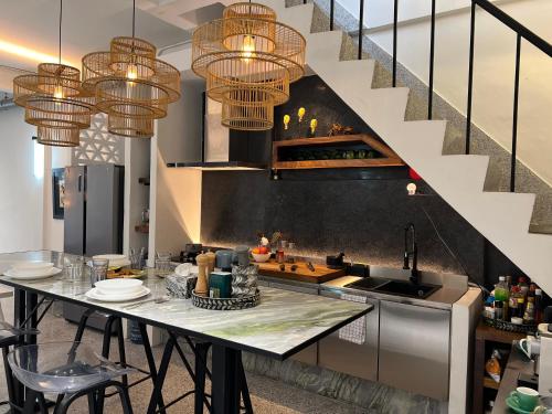 Siri -  A Designer 3-Story Townhouse near BTS - image 7