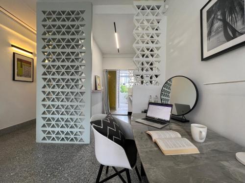 Siri -  A Designer 3-Story Townhouse near BTS - image 13