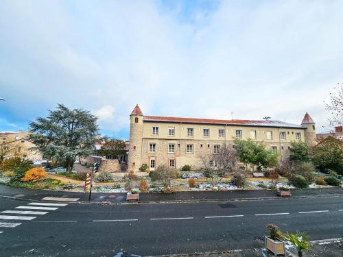 Le Just Logement 5 Personnes WIFI TV in Saint-Just-Saint-Rambert