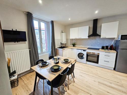 Le Just Logement 5 Personnes WIFI TV in Saint-Just-Saint-Rambert