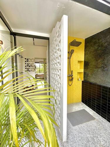 Siri -  A Designer 3-Story Townhouse near BTS - image 3