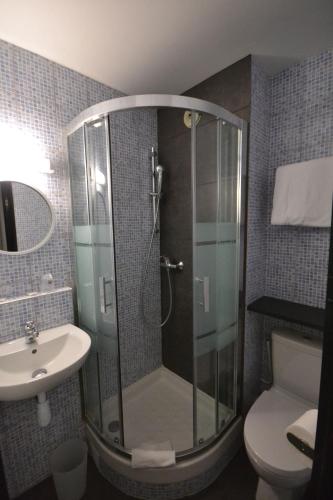Bathroom, Best Hotel - Montsoult La Croix Verte in Baillet-en-France