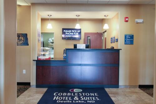 Cobblestone Inn and Suites Devils Lake - 로비