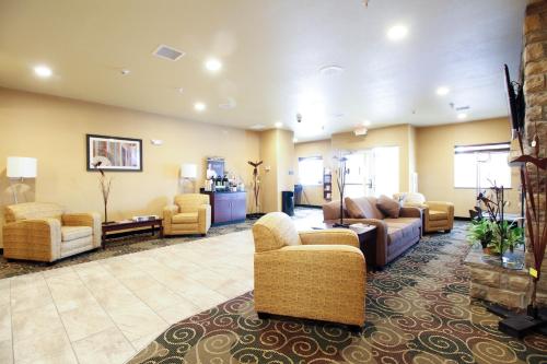 Cobblestone Inn and Suites Devils Lake - 로비