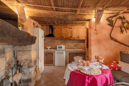 Konyha, La Cova de Can Pavet in Pontons