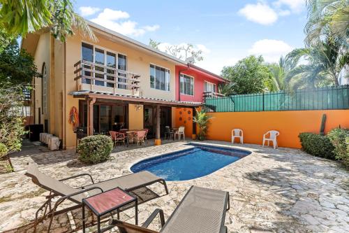 Charming Duplex in Playa Potrero Surfside Community, with a Private Pool, Cozy Interior and Walkable Access to the Beach, Potrero