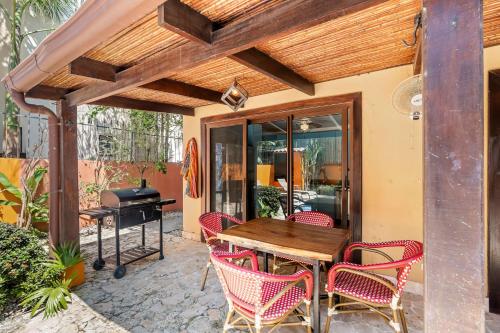 Charming Duplex in Playa Potrero Surfside Community, with a Private Pool, Cozy Interior and Walkable in 波特雷羅