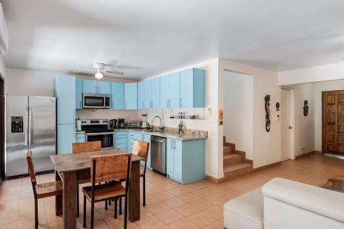 Charming Duplex in Playa Potrero Surfside Community, with a Private Pool, Cozy Interior and Walkable in 波特雷羅