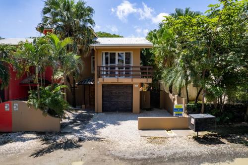 Charming Duplex in Playa Potrero Surfside Community, with a Private Pool, Cozy Interior and Walkable in 波特雷羅