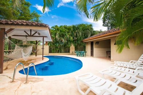 Cozy Ground-Floor Condo with Community Pool, Rancho and Lush Garden Views – khách sạn tại Brasilito