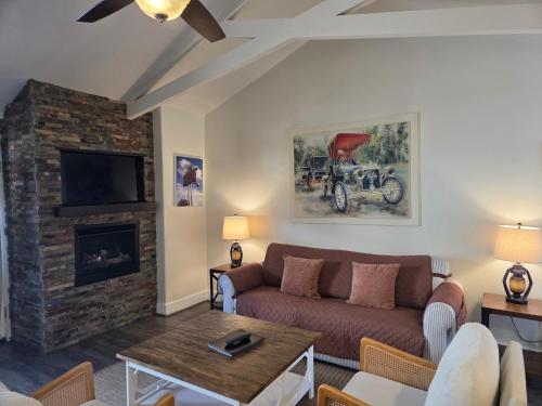 Lamp Lighter Inn and Sunset Suites – Carmel, CA