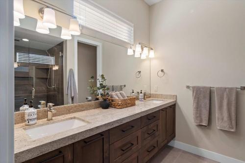 Trappers Ridge Home Stunning Mountain Views and Family Fun - image 9