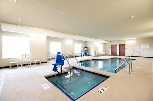 Cobblestone Inn and Suites Devils Lake - 온수 욕조