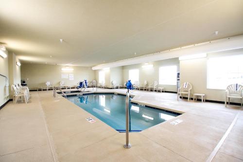 Cobblestone Inn and Suites Devils Lake - 온수 욕조