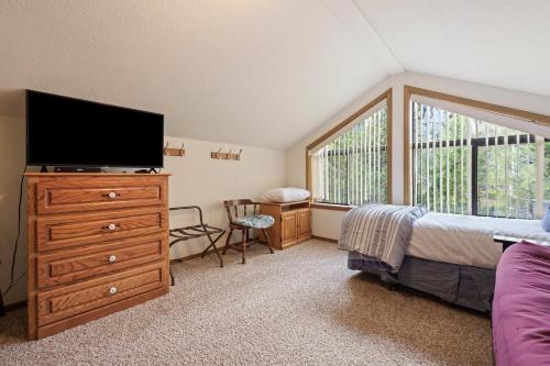 Blue Goose with Hot Tub & SHARC Access - image 4