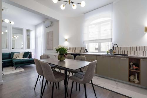 Contemporary Aparthotel 2-BR Flats Near Old Town Quiet & Serene - image 2
