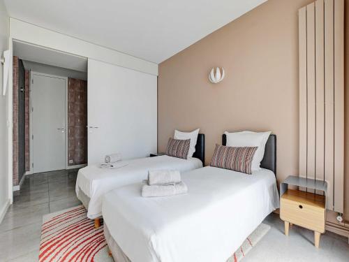 Exceptional 3BDR 6P apt - View of the Eiffel Tower - image 2