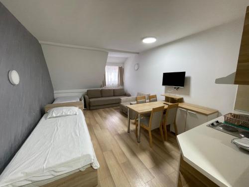 1 double bed, 2 twin beds