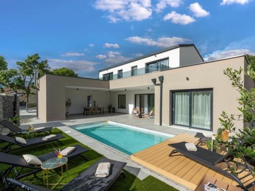 Villa in minj with swimming pool – khách sạn tại Krizanci