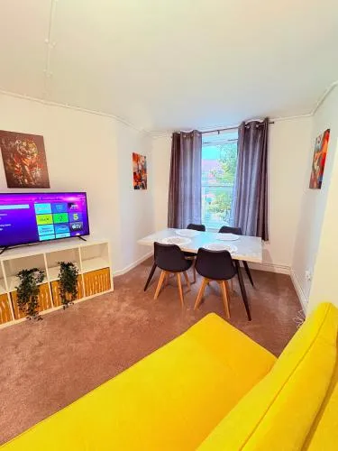 LUXURY 3 BED FLAT for 8 people close to Chelsea Stadium 5 min from the main station photo 2