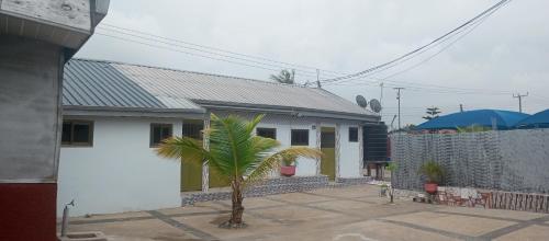 Royal prima guest house, apartment and event center in Ngleshi Amanfro