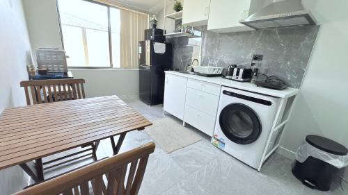 Newly Renovated Room,Bathroom and private Kitchen - The Haven