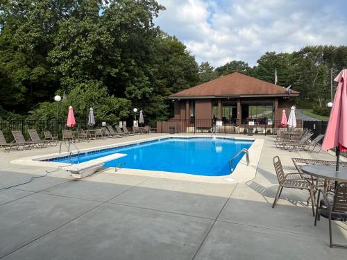 Family fun lake getaway in Jamestown with pool