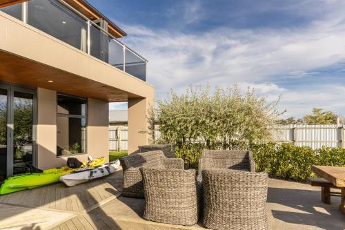 Iekārtas, 6BR Relax at Lake Hood Luxury Canal Home with Jetty in Huntingdon