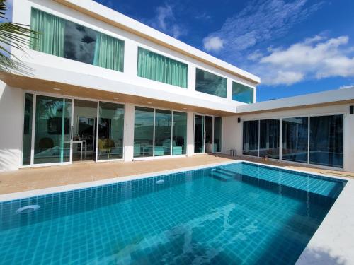 . The wide pool villa trat