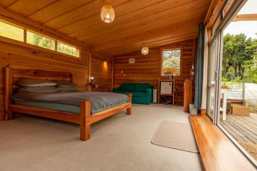Balcony/terrace, Sub-Tropical Paradise Retreat Willow Creek Cabin with Access to Sauna in Whangaroa
