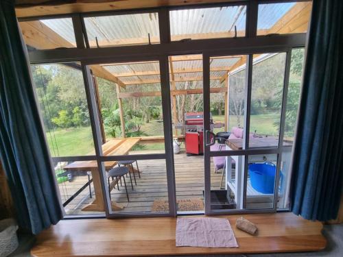 Balcony/terrace, Sub-Tropical Paradise Retreat Willow Creek Cabin with Access to Sauna in Whangaroa