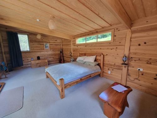 Sub-Tropical Paradise Retreat Willow Creek Cabin with Access to Sauna in Whangaroa