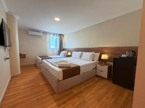 1 king bed, 1 twin bed