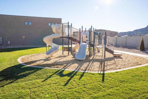 Luxury Desert Townhome in Kanab near Zion - image 4