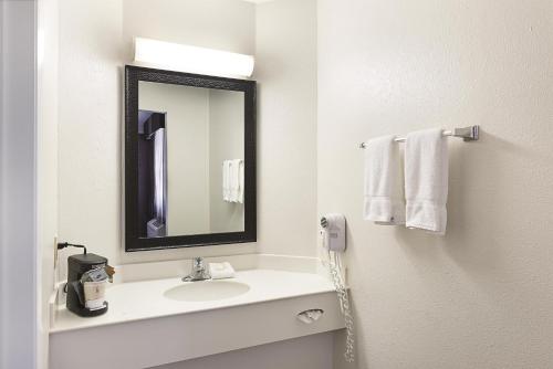 Quality Inn & Suites North Charleston - Ashley Phosphate detail