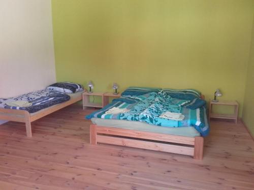 1 double bed, 2 twin beds
