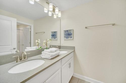 Retreat & Relax Screened In Pool Home Kid Rooms townhouse - image 3