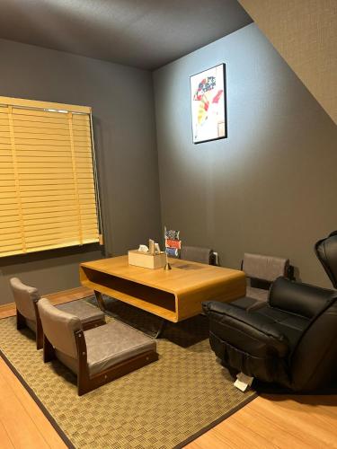 Private 2st-Floor 1LDK, Up to 4 Guests, Direct access to JR Airport, Kyocera Dome on foot, subway station right away, Shinsaibashi, Namba, USJ