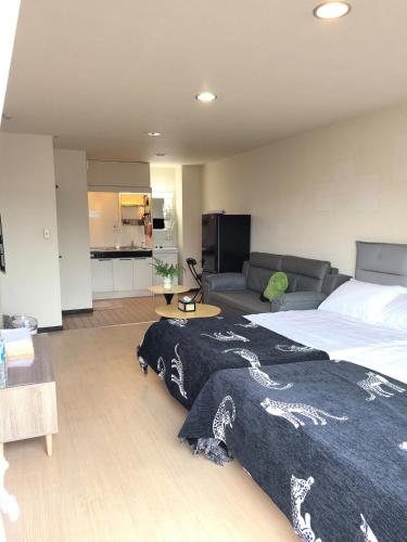 Asakusashizuya Hotel 602 Asakusa Temple 3 mins Skytree View Big House Accommodates Convenience Store 2 mins Supermarket 1 min Subway Station 9 mins Direct Access to Both Airports