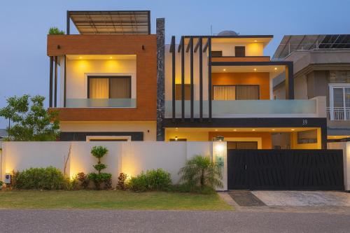 Haven Lodge Islamabad - 7BR Family Home with Mountain View & BBQ – khách sạn tại Islamabad