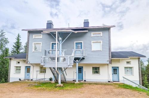 Exterior view, Ukonpuoti 15-16 on top of hill and lake views Incl Sauna in Hyrynsalmi