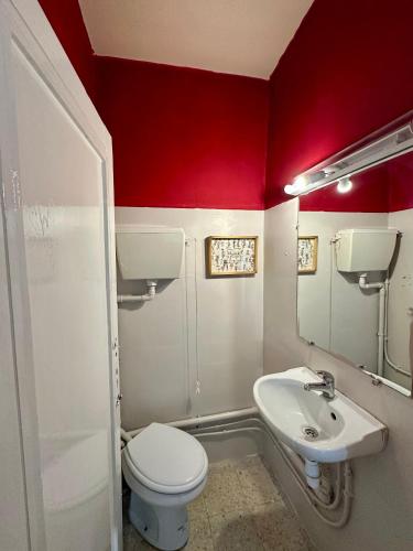 Salle de bain, Le Refuge Lumineux à la Terrasse Céleste (Le Refuge Lumineux a la Terrasse Celeste) in Ariana