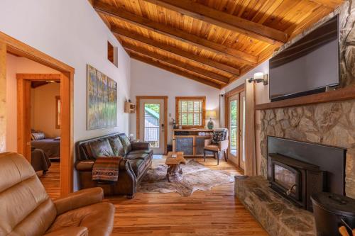 Knotty Pine in West Jefferson, USA