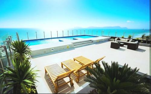 Ocean Sunset vista al mar, piscina y balcón