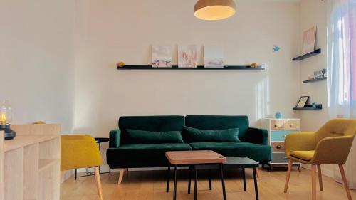 Shared lounge/TV area, L'Escale de Pontcarre - Disneyland Paris in Ferrieres-en-Brie