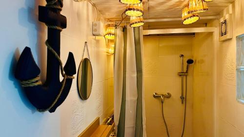 Shower, L'Escale de Pontcarre - Disneyland Paris in Ferrieres-en-Brie