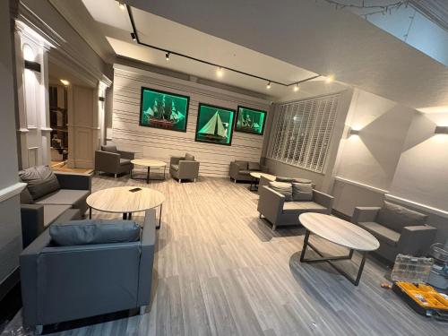 Bar/lounge, Royal Hotel near The Charlotte