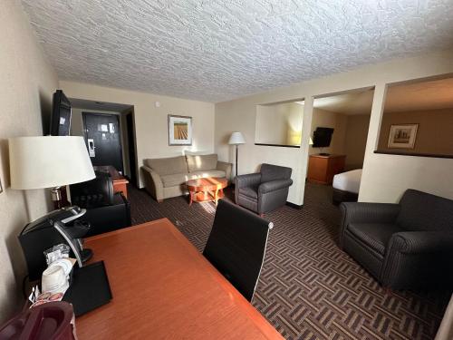 2 queen beds, 1 sofa bed