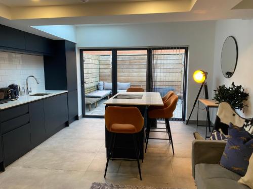 2 bedroom duplex apartment close to UHW & city centre – khách sạn tại Gabalfa