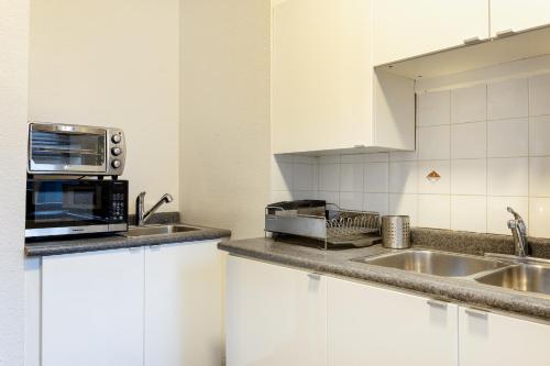 キッチン, ザ ゲストハウス バンクーバー ダウンタウン (The Guesthouse Vancouver Downtown) in バンクーバー（BC）